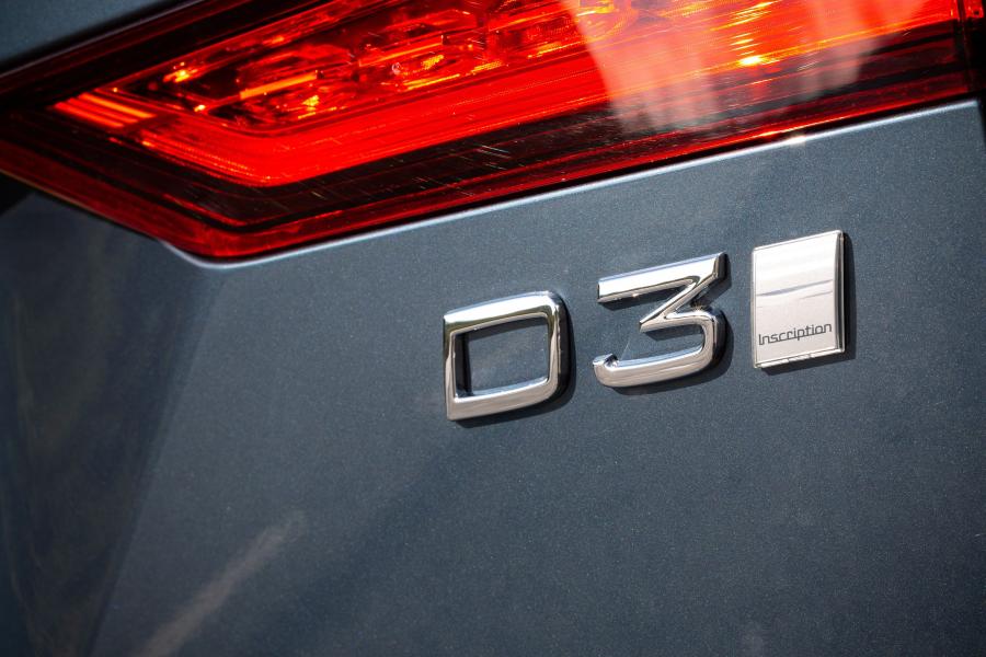Логотип Volvo V60 D3 Inscription 2018 года  (UK) (фото 3 из 40)